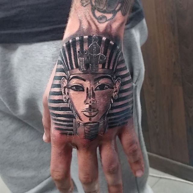 Tattoo uploaded by La Mano Zurda • By Rasteu #lamanozurda #tatuaje #realistictattoo #egiptologia #madridtattoo #malasañana #madrid #realistic # hand #egyptian • Tattoodo