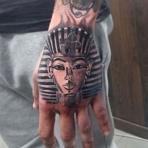 By Rasteu #lamanozurda #tatuaje #realistictattoo #egiptologia #madridtattoo #malasañana #madrid #realistic #hand #egyptian