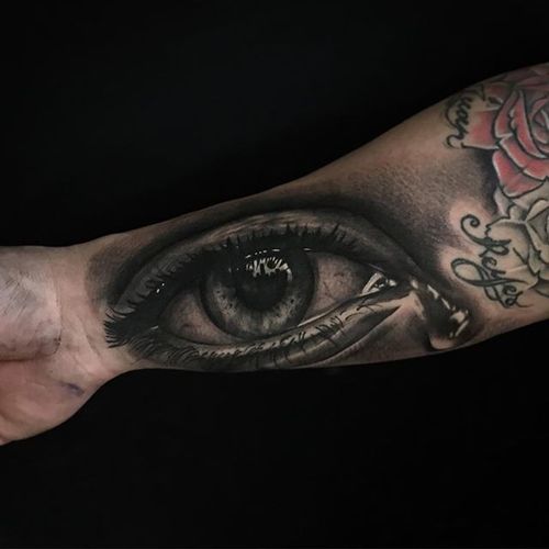 Tatuaje realizado por: Eric Sienra #blackandgrey #blackandgreytattoo #eye #8milimetrostattoo #realistic #realism #realisticeye #madrid