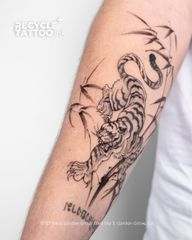 Not every strength needs noise.
Some just sharpen themselves in the dark,
then step out — precise, fearless, inevitable.
#recycletattooink #blackworktattoo #tigertattoo #minimaltattoo #orangecountytattoo gardenGroveTattoo