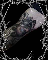 Did this really lush gap filler for my client (his other work was not done by me)
It was such a absolute pleasure
Done at @twoheartstattoo
#rose #realism #realistic #bud #blackandgrey #art #tattoo #tattoos #tattoolife #manwithink #mum #flowers #flower #tattoostyle #instamood #instalike #instagood