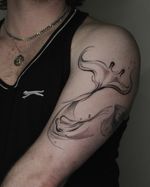 All handpoked • 1 hour freehand • 5.5 hours tattooing Thank you Sully for this flash, so much fun when drawing straight on skin!! Textured organic piece, flowing with your body. DM to book your custom design today! 🖤� #handpoke #handopoketattoo #handpokelondon #handpokeartist #handpokeflash #stickandpoke #stickandpoketattoo #flashtattoo #TattooInspiration #abstract #flowytattoo #customtattoo #mantaraytattoo #oceantattoo #londontattoo #londonhandpoke #hongkongtattoo #hongkonghandpoke #紋身 #刺青 #香港紋身 #手刺 #手工紋身 #手彫紋身 #刺青認領圖