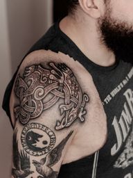 Przeróbka | dybuk ink I tatuaż I mroczny | dotwork I plecionka | nordycki | graficzny I kraków Dziś odświeżenie starej dziarki i wzbogacenie jej o trochę więcej detalu żeby lepiej pasowała do reszty rękawa :) dziękuję bardzo @bykczek ! Masz coś, co chcesz zakryć lub przerobić? Napisz do mnie, umówimy się na konsultację i na pewno coś wymyślimy! #tatuaż #kraków #tatuażgraficzny #coverup #vikingtattoo #nordictattoo #krakowtattoo #coveruptattoo
