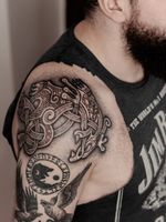 Przeróbka | dybuk ink I tatuaż I mroczny | dotwork I plecionka | nordycki | graficzny I kraków Dziś odświeżenie starej dziarki i wzbogacenie jej o trochę więcej detalu żeby lepiej pasowała do reszty rękawa :) dziękuję bardzo @bykczek ! Masz coś, co chcesz zakryć lub przerobić? Napisz do mnie, umówimy się na konsultację i na pewno coś wymyślimy! #tatuaż #kraków #tatuażgraficzny #coverup #vikingtattoo #nordictattoo #krakowtattoo #coveruptattoo