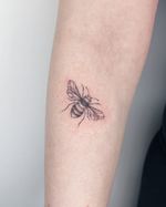 Teeny tiny little bee🐝 ✨ Thanks girlie @broganalexandra its her first!!🫶🏽🫶🏽😭❤️ (Roughly 2inches✨) #tattoos #tattoostyle #tattooist #londontattooartist #londontattoo #bee #beetattoo #tinytattoo