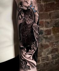 King of ravens 🤴🏽 @dieforarttattoo #raventattoo #crowntattoos
