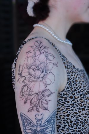 Beautiful black & gray floral design by Steffan Eagle, featuring dainty and intricate details.