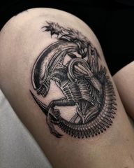 Xenomorph from one of my fav movies! New ALIEN movie this month woot! Thanks elli • @eclipse.tattooink @pechschwarztattoo @cheyenne_tattooequipment • #alien #xenomorph #alientattoo #cooltattoos #alienromulus #giger