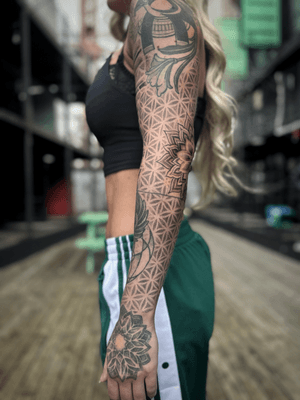 Dotwork geometric sleeve 