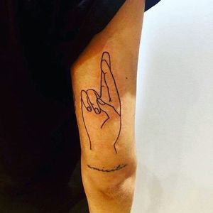 Small piece done by our apprentice Viki
#hand #tattooanansi #münchen #linework #small #minimalist #fingerscrossed