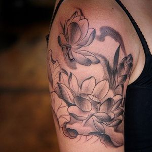 Tattoo by Roger Seliner ! #echoparktattoo #thunderbirdtattoola #rogerseliner #thunderbirdtattoo #eastsidela #blackandgrey #flowers #floral