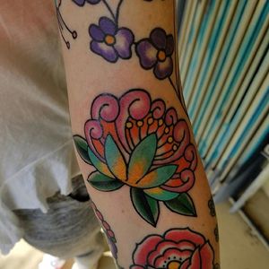 Jared Green added this cutie to Mellie Lauren using vibrant inks from Stumptown Pigment co & Luna Pigment #houston #montrose #texas #traditional #traditionaltattoo #folkart #floral #flower #floraltattoo #flowertattoo #tattooedyogi #colorful #colorfultattoo
