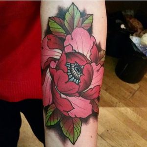 By Aymeric Gravet #traditional #traditionaltattoo #tattooflash #tradtattoo #traditionalworkers #kustomtattoo #colortattoo #oldschooltattoo #oldschooltattoos #oldschool #flower #flowertattoo