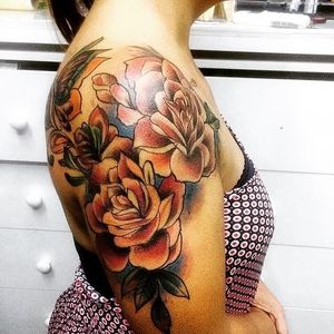 Free hand feito pela artista Hélida Yama da Rio Art Tattoo. #freehand #flowers