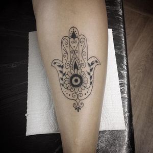 A Iris aproveitou a promoção dos desenhos e garantiu o hamsá para ela . Também conhecido como “mão de Deus”, “chamsá”, “mão de Fátima” ou “mão de Hameshh”, o Hamsá é considerado um amuleto contra o mau-olhado para os adeptos do judaísmo e do islamismo. Artista: Laila Raeder #hamsa #proteção #tatuagemfeminina #niteroi #icarai #electricink #revistagatopreto #hamsatattoo
