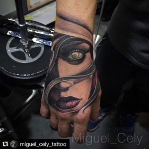 Trabajo a freehand realizado por Miguel Cely
#tintaalalma #madrid #realism #realistictattoo #realismo #tattoohand #freehand #freehandtattoo