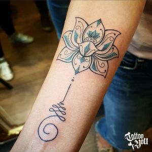 Tattoo feita pela Dani Cunha. Para consultas e agendamentos: Av. Dr. Cardoso de Melo, 320 - Vila Olímpia - SP #classictattooyou #eletricink #lotus #linework #dotwork #tatuagem #tatuaje