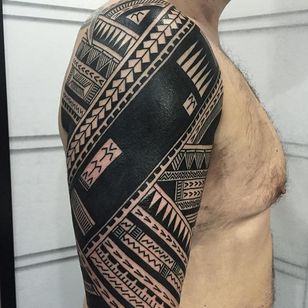 Increíble tatuaje tribal de Daniel Frye