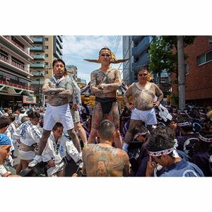 Horikazu e membros da Yakuza em cima do Mikoshi por Fernanda Mariano! #FernandaMariano #SanjaMatsuri #Tokyo #bodysuit #yakuza