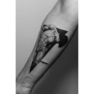 A very saintly tattoo from Pawel Indulski's (IG—dotyk.tattoo) portfolio. #artistic #blackandgrey #dotwork #PawelIndulski #pointillism #saint #stippling