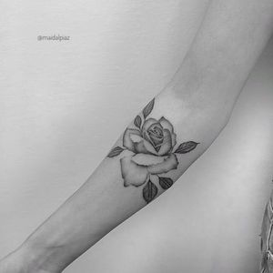 #MaiDalpiaz #brasil #brazil #brazilianartist #TatuadorasDoBrasil #blackwork #fineline #pontilhismo #dotwork #flor #flower #rosa #rose #folha #leaf