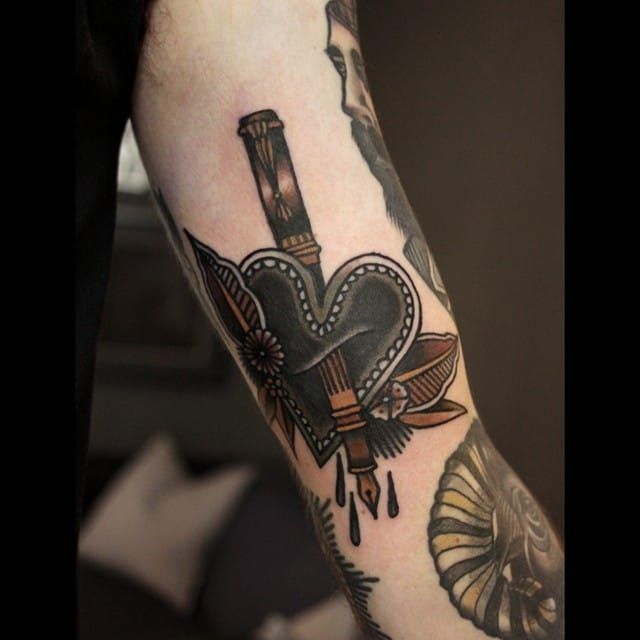 Llene la pluma a través de un corazón.  Fantástico trabajo de tatuaje de Ibi Rothe.  #IbiRothe #traditioneltattoo #fedtattoos # dagger #heart