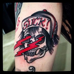 Tatuaje de calavera por @Capratattoo #Capratattoo #traditional #black #red #SkullfieldTattoo #skull #skulltattoo