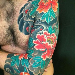 Fantástica funda compuesta por flores reales o peonías.  #DavidRamirez # peonías # tatuaje japonés # japonés # estilo japonés # mangas
