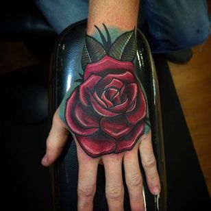 Tatuaje de mango de rosa de aspecto audaz y sólido de Shane Klos.  #shaneklos #neotradicional #ilustrativo #revolutioninkstudio #rose #tatuaje en la mano