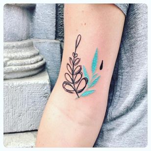 Tatuaje minimalista de Lia November #LiaNovember #ilustrativo #minimalista #little #linework #turquoise #botanical #leaf #blueink