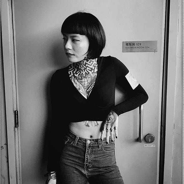 Lily Cash en un estilo minimalista.  #LilyCash #tattooartist #fashion #tattooedwomen #streetwear #hongkong #tattooapprentice