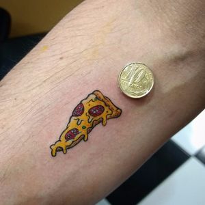 Por Johnny Piercer #JohnnyPiercer #brasil #brazil #tatuadoresdobrasil #brazilianartist #pizza #pizzatattoo #miniaturetattoo #miniatura #mini #minitattoo