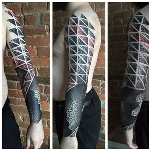 Tatuaje de Nathan Mold #patterntattoo #patternwork #geometric #geometrictattoo #geometrictattoos #geometricartists #patternworkartist #dotwork #contemporarytattoos #NathanMould