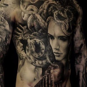 Esta medusa te dejará petrificado con su aspecto realista.  Tatuaje de Florian Karg #blackandgrey #realism #hyperrealism #FlorianKarg #darkart #visciouscircletattoo #germantattooers #medusa