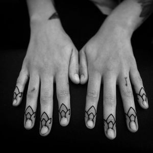 Finger tattoos by mxw Morissens Warren #Blackwork #fingertattoo #mxw #MorissensWarren