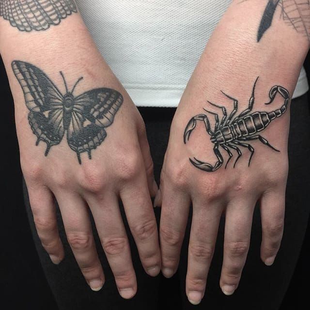 Tatuajes de manos negras y grises de Javier Betancourt.  (IG - javierbetancourt) #SESIONES #JavierBetancourt #HandTattoo #Scorpion #Mariposa