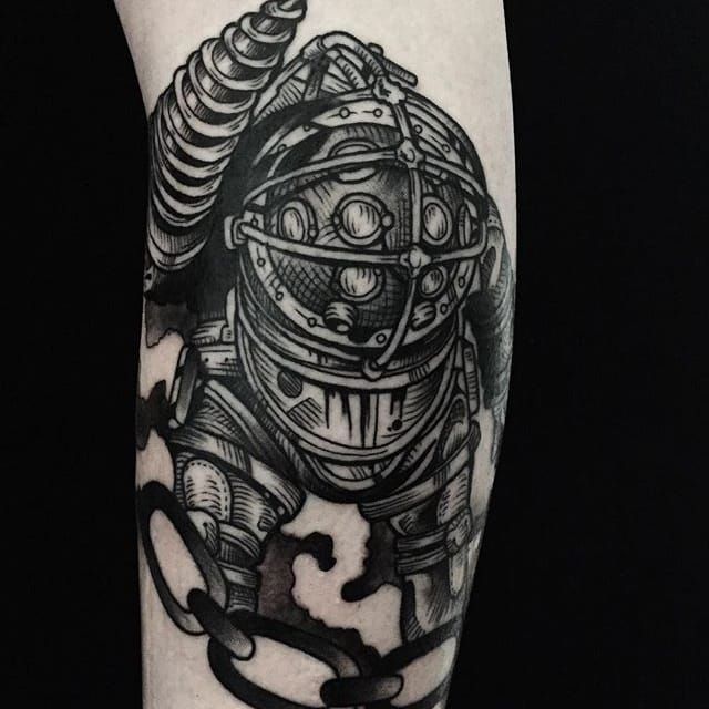 Tatuaje Big Daddy por Phil Kaulen #bigdaddy #blackwork #blackworktattoo #blackworkportrait #sketch #sketchtattoo #PhilKaulen