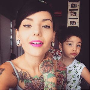 A tatuadora Thaís Leite com sua filha Sofia.