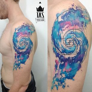 Tatuaje espiral de galaxia por Rodrigo Tas #WatercolorTattoo #WatercolorTattoo #WatercolorArtists #Watercolor #Brazil #BrazilianTattooArtists #RodrigoTas #galaxy