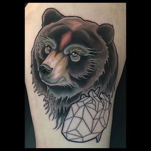 Tatuaje de oso neo tradicional por Brian Povakn #NeoTraditionalBear #NeoTraditional #BearTattoo #BearTattoo #BrianPovak #bear