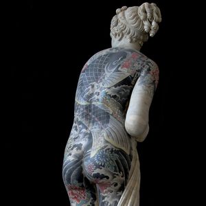 Amazing Japanese bodysuit on a traditional marble sculpture by Fabio Viale #FabioViale 