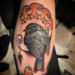 Birdie tattoo de Vale Lovette #ValeLovette #Artnouveau #color #neotraditional #bird #flowers #design #fleurdelis #artdeco #feather #wings #flowers #ornamental #unalome #bead