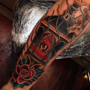 Tatuaje tradicional de rosas, farolillos y todo el ojo.  Tatuaje tradicional de Emmet Jace.  #tradicional #rosa # linterna # lámpara #allseeingeye #EmmetJace