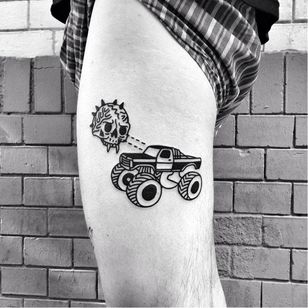 Tatuaje monster truck blackwork por Eterno #Eterno #blackwork #monstertruck #skull