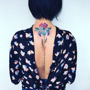 Spine tattoo by Pis Saro. #PisSaro #spine #spineline #back #backbone #line #watercolor #flower