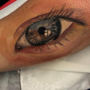 Hyperrealistic eye tattoo by Pedro Acosta #PedroAcosta #eyetattoos #color #realism #realistic #hyperrealism #iris #eye #eyelashes #reflection #skin