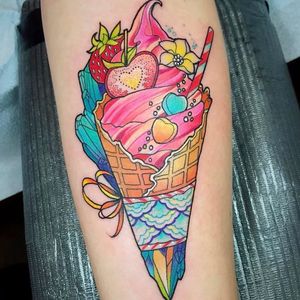 O sorvete mais lindo que já vi na vida #KatieShocrylas #kshocs #tatuagemcolorida #colorfultattoo #gringa #sorvete #icecream #hearts #corações #morango #strawberry #cristais #crystals #flor #flower