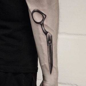 Life is like a pair of one-armed scissors - difficult. #blackork #dotwork #scissors #abstract #OliverWhiting