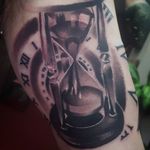 Tattoo por Connor Prue! #ConnorPrue #blackandgrey #realism #realismo #pretoecinza #blackandgreyrealism #ampulheta #Hourglass