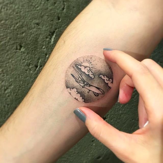 Airplane trail tattoo for someone who likes to travel ✈ | Tattoo  handgelenk, Tätowierungen, Mini tattoos